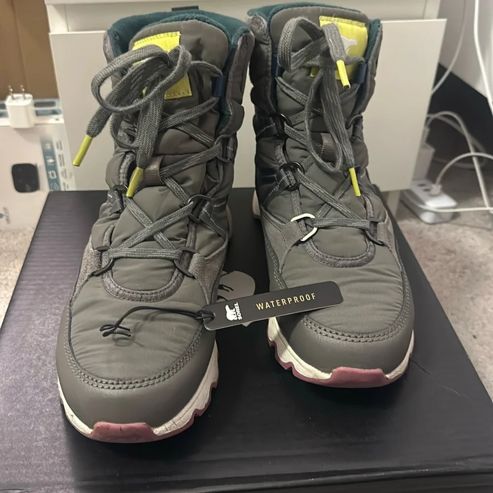 Sorel Kinetic sport boot
Quarry / Carrière
Size 10US women’s
Winter Boots - Picture 1 of 4